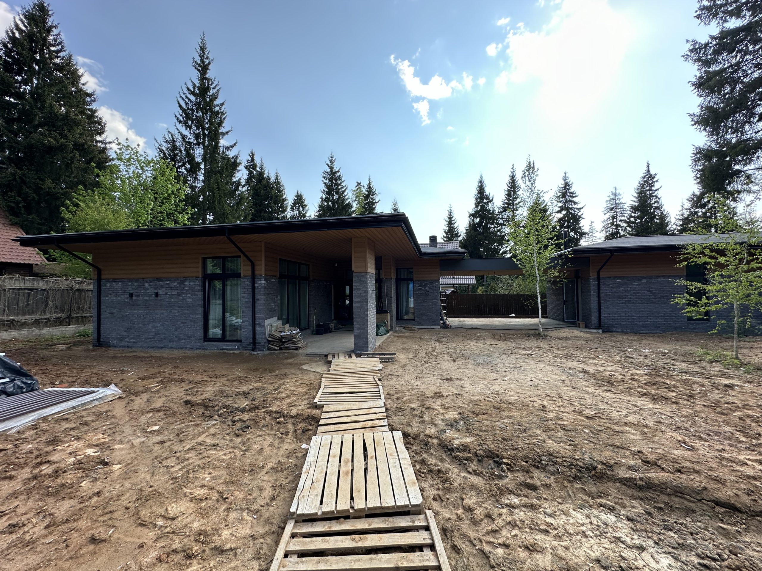 Дом из блоков Аэробел с облицовочным кирпичом и широкими свесами кровли
